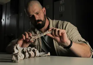 Palaeontologist Rodrigo Temp Müller with the fossil of Tainrakuasuchus bellator (by Rodrigo T. Müller)