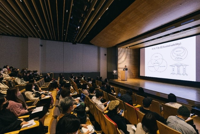 Prof. Ok presenting at the Leeum Museum together with Prof. Kengo Kuma, the world’s most influential architect in 2021, on “Sustainable consumption and production”.