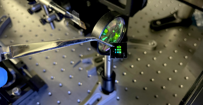 Distributed feedback laser devices of PbS colloidal quantum dots on top of alumina substrate