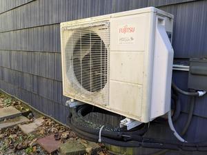 Heat pumps, climate change and peak power demand