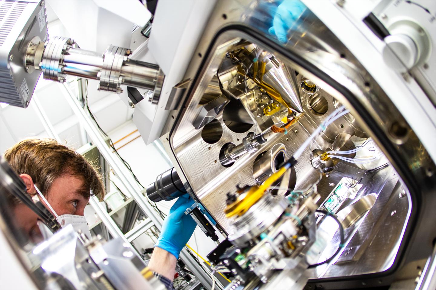 Dr. Sebastian Tacke working at the modified Cryo-FIB Aquilos (ThermoFisher Scientific)