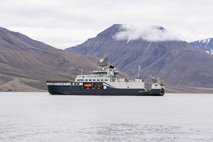 R/V Kronprins Haakon departing