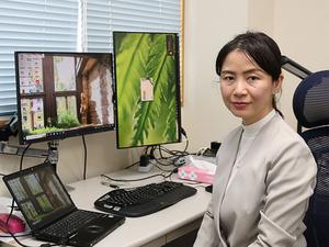 MATSUO at her laboratory