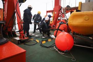 MBARI researchers and collaborators deploy a controlled-source electromagnetic system from the Spanish polar research vessel Hespérides