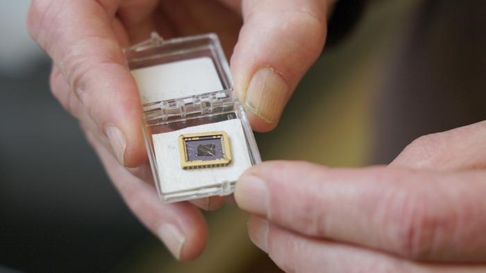Researchers create first functional semiconductor made from graphene