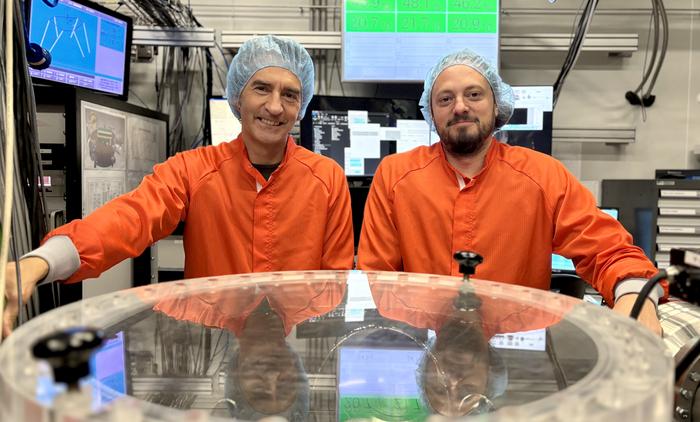Prof. Jens Biegert (left) and Dr. Fernando Ardana-Lamas (right) in the Attoscience laboratory at ICFO.
