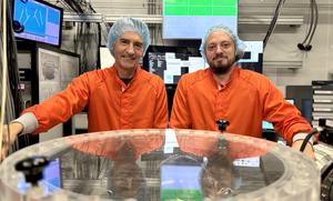 Prof. Jens Biegert (left) and Dr. Fernando Ardana-Lamas (right) in the Attoscience laboratory at ICFO.