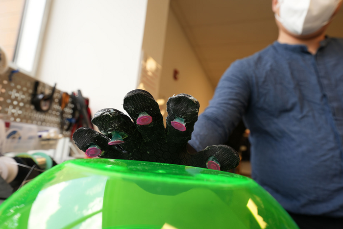 Underwater glove puts octopus' abilities on the hand of humans