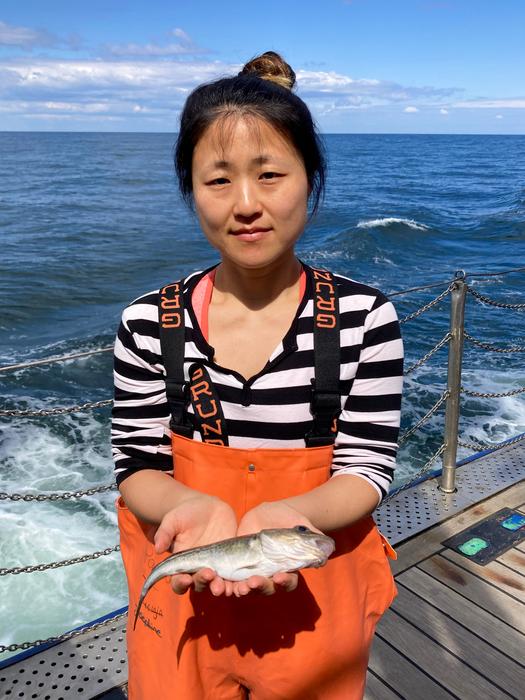 Dr. Kwi Young Han mit einem Ostseedorsch bei der Fischereiausfahrt 2025