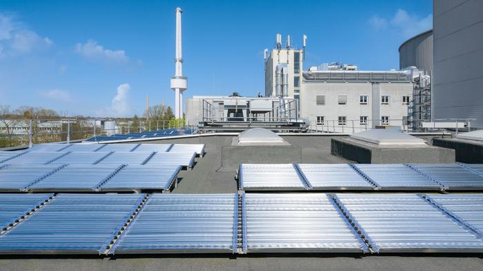 Industrial users can economically produce intrinsically green hydrogen on-site with photreon’s photoreactor technology (montage: Amadeus Bramsiepe, KIT)
