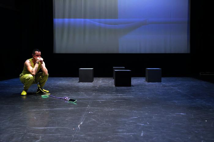 Phone call (stage photos - Oxímoro, entre Solstícios e Equinócios )