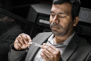 Showing a 3D-printed implant