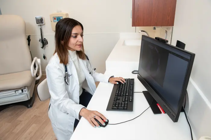 Senior study author Dr. Sadiya Khan reviewing a CT scan to evaluate risk of heart disease