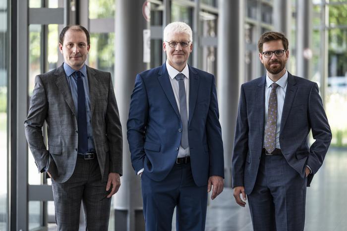 (From left) Philipp Dietrich, Christian Koos, and Matthias Lauermann – nominated for the German Future Prize. (Photo: Deutscher Zukunftspreis  / Ansgar Pudenz)