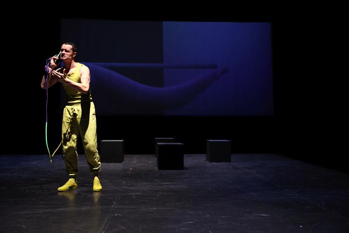 Phone call  (stage photos - Oxímoro, entre Solstícios e Equinócios )