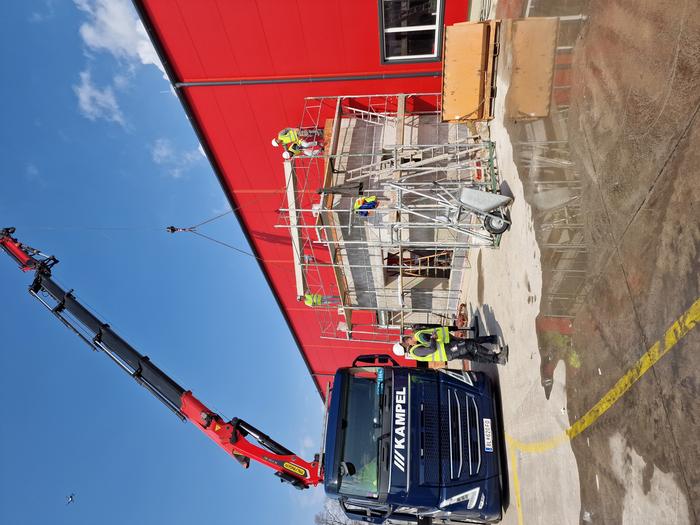 The brick walls can be dismantled and rebuilt without being damaged. Here, the building is being rebuilt following dismantling.