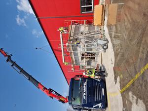 The brick walls can be dismantled and rebuilt without being damaged. Here, the building is being rebuilt following dismantling.