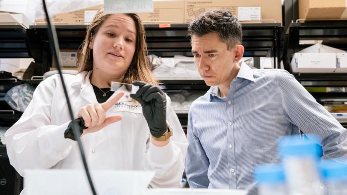 Katerina Rademacher and Ken Nakamura in the lab at Gladstone Institutes
