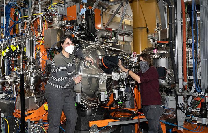 NSLS-II Scientists at SIX Beamline