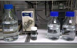 (From left) Glucose, KRICT-developed catalyst, Gluconic acid, Sorbitol