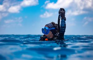 Erika Santoro descends into the Red Sea