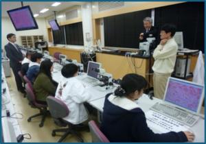 High school students were invited to take a pathology class at Kobe University.