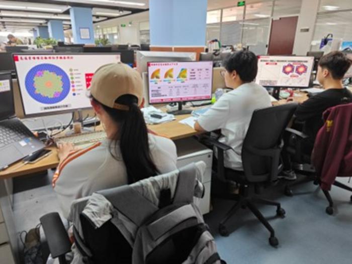 High-Flux Reactor Design and Transuranium Isotope Production