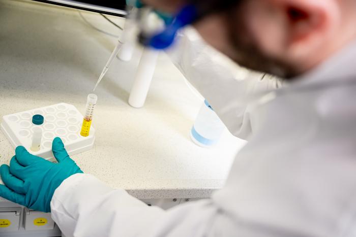 Torben Struve in the lab. Credit: University of Oldenburg