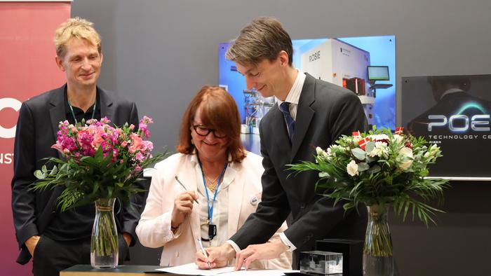 Signing the collaboration agreement